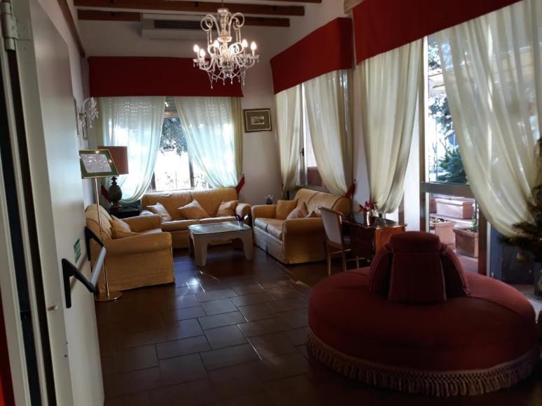 Hotel Casa Rossa Montecatini Terme Buitenkant foto