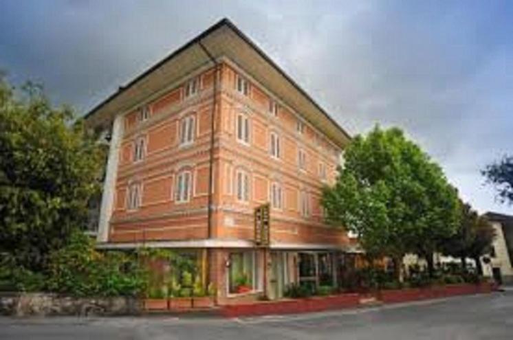 Hotel Casa Rossa Montecatini Terme Buitenkant foto